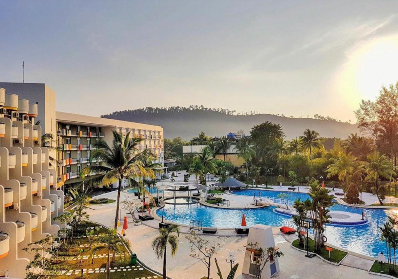 Harris Resort Batam Waterfront Sekupang Exterior photo