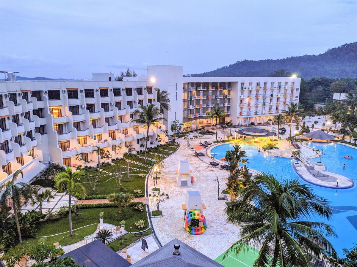 Harris Resort Batam Waterfront Sekupang Exterior photo