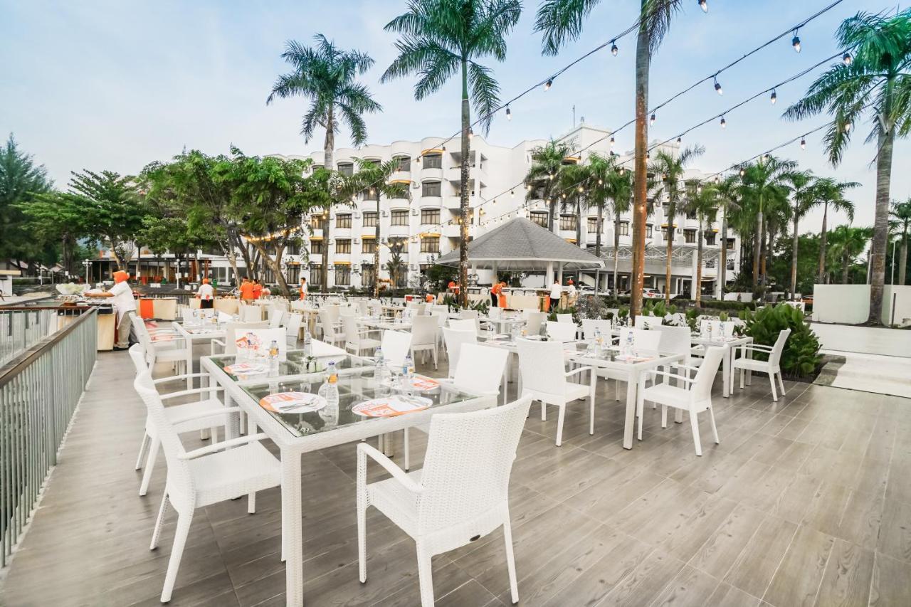 Harris Resort Batam Waterfront Sekupang Exterior photo