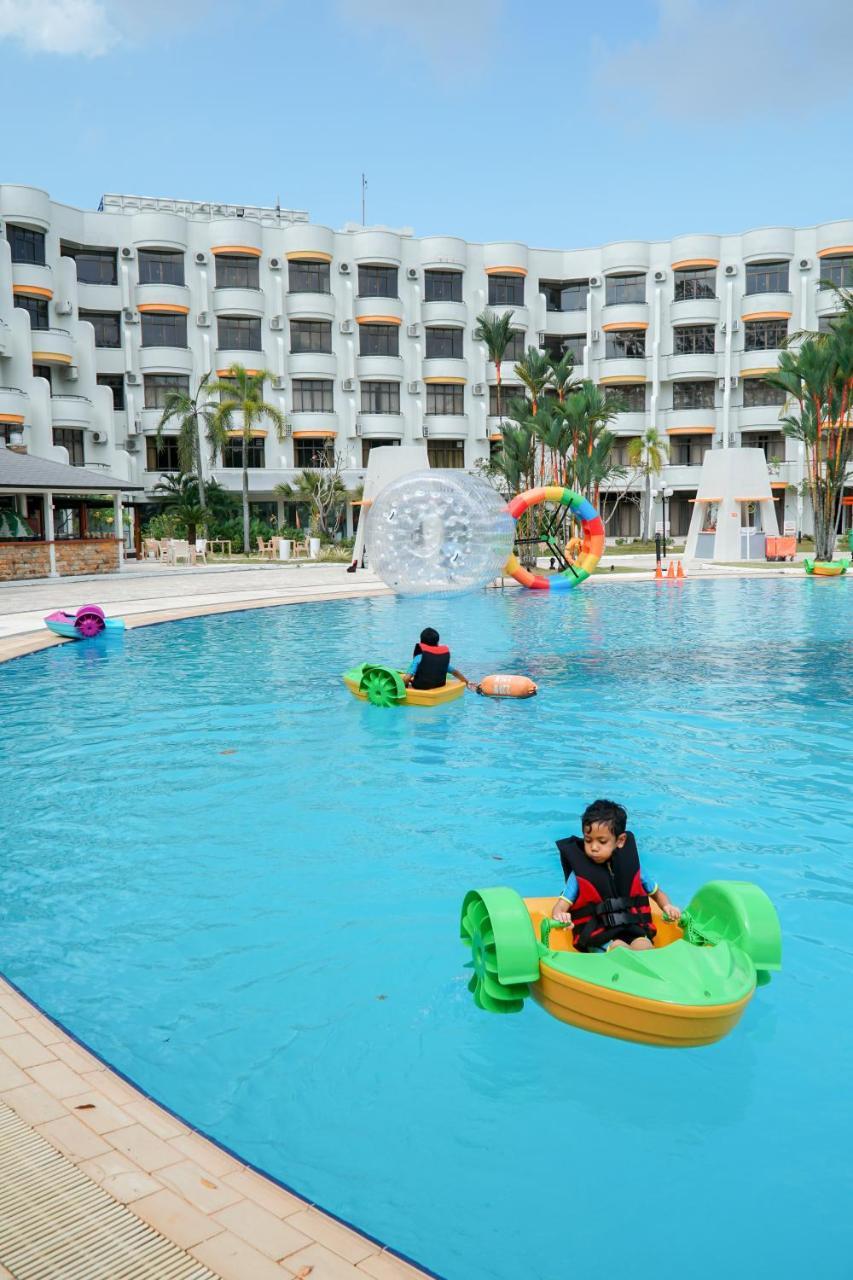 Harris Resort Batam Waterfront Sekupang Exterior photo
