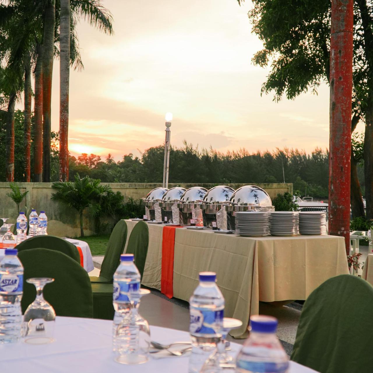 Harris Resort Batam Waterfront Sekupang Exterior photo