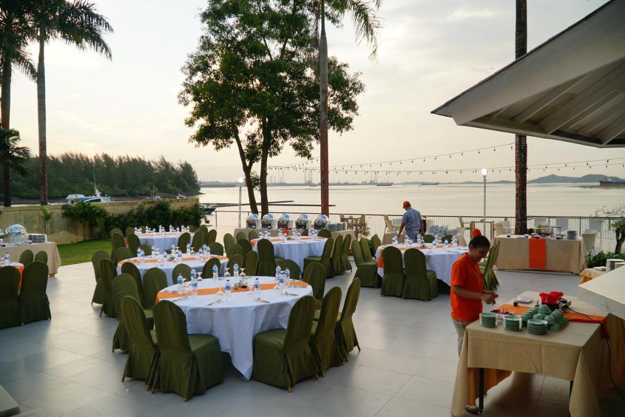 Harris Resort Batam Waterfront Sekupang Exterior photo